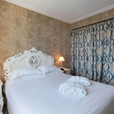 Hotell Chateau De La Tour