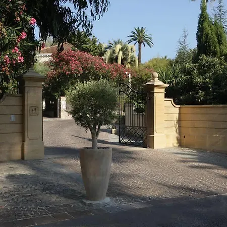 Hotell Chateau De La Tour 4*